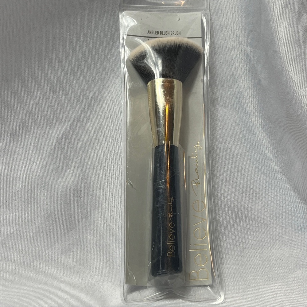 Angled Blush Brush To Hug The Curves Of Your Cheeks Soft But Durable Bristles